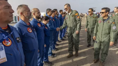 el-rey-y-miles-de-personas-despiden-a-la-patrulla-aguila-28