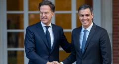 secretario-general-otan-mark-rutte-mano-presidente-gobierno-pedro-sanchez_