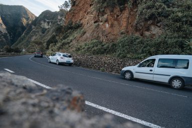 070725 Vehículos circulando por una carretera de la red viaria insular