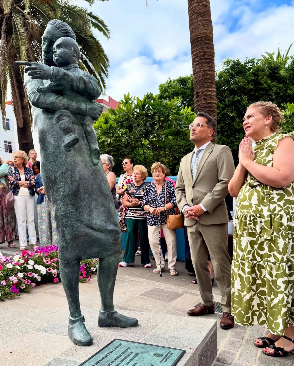 200725 Inauguraci�n escultura homenaje a los Mi�rcoles del Carmen de N�stor Chaves (1)