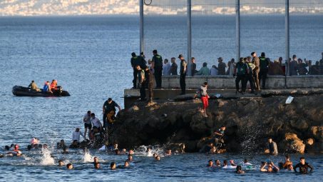 Más de 3.000 marroquíes entran irregularmente en Ceuta ante la pasividad de las fuerzas de seguridad del país vecino