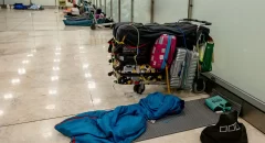 Aena informa a las personas que pernoctan en Barajas que tienen que irse del aeropuerto