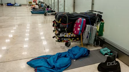 Aena informa a las personas que pernoctan en Barajas que tienen que irse del aeropuerto