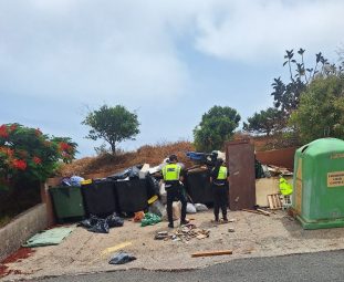 Agentes de la Policía Local desplazados a uno de los lugares donde se han abandonado enseres junto a la vía pública.