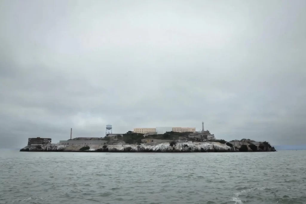 Autoridades federales visitan Alcatraz tras la luz verde a su reapertura en California