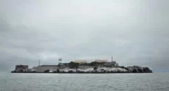 Autoridades federales visitan Alcatraz tras la luz verde a su reapertura en California