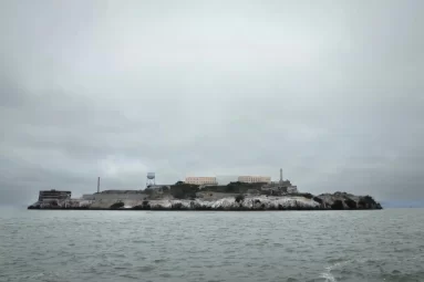 Autoridades federales visitan Alcatraz tras la luz verde a su reapertura en California