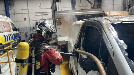 Bomberos de Las Palmas de Gran Canaria extinguen un incendio en una nave de Las Torres (2)
