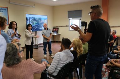 Carolina Darias comparte con vecinos y vecinas el proyecto de transformación urbana de la carretera de Almatriche.