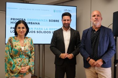 Carolina Darias presenta junto al concejal de Limpieza, Héctor Alemán, las principales líneas de la primera Ordenanza de Higiene Urbana de la ciudad. 2