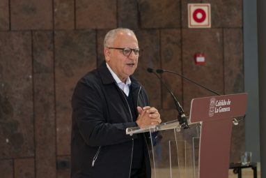 Casimiro Curbelo en un acto en el Cabildo de La Gomera