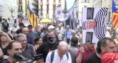 Cerca de 200 manifestantes de la ANC protestan contra el rey en los aledaños del Liceu