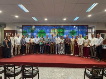 Corporacioìn municipal junto a la AAVV de La Quinta