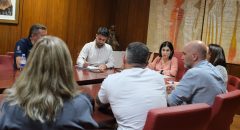 Darias mantiene un encuentro con las personas afectadas por el incendio en la calle Doctor Miguel Rosas
