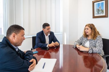 Dimas Sarmiento, Alejandro Marichal en la reunión mantenida con Consejería de Bienestar Social del Cabildo 2