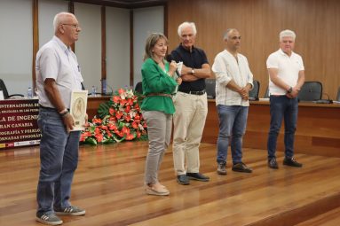 Domingo Santana y la decana de Filología de la ULPGC, Dolores Fernández, reciben una placa de la organización