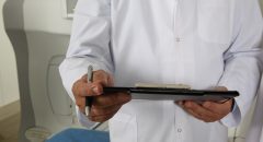 El 70 % de los españoles más vulnerables no confía en el sistema sanitario, según informe