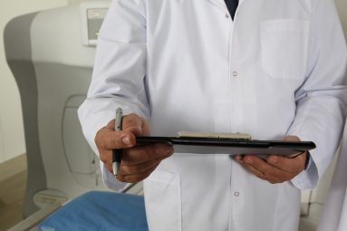 El 70 % de los españoles más vulnerables no confía en el sistema sanitario, según informe