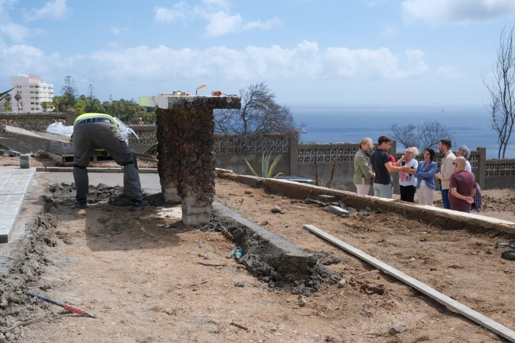 El Ayuntamiento comienza los trabajos de mejora en el entorno del Mirador del Cristo en El Lasso 03