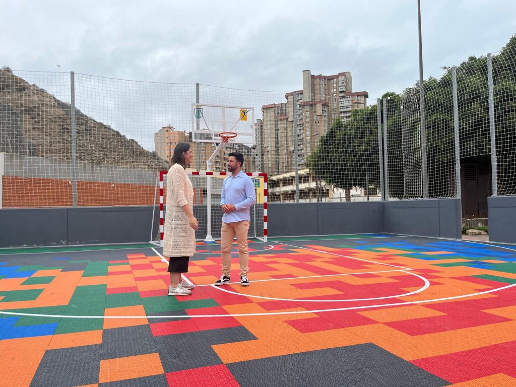El Ayuntamiento renueva la imagen de la pista polideportiva del barrio de Madera y Corcho (1)