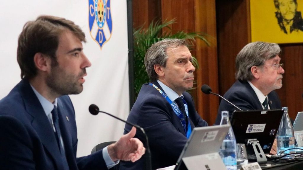 El CD Tenerife rechaza una ampliación de capital y destituye a dos consejeros