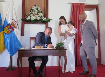 El alcade, Alfredo Gonçalves Ferreira, junto a los padres y la niña durante la firma de los documentos