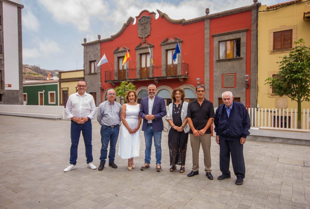 El alcalde de Guía, Alfredo Gonçalves Ferreira, junto a los pregoneros de las Fiestas de La Virgen 2025
