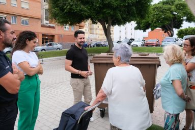El concejal de Limpieza, Héctor Alemán, y la concejala de Ciudad Alta, Betsaida González, en la presentación del quinto contenedor en Altavista