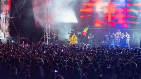 El festival Fuerteventura en Música reúne a unas 15.000 personas en la playa de El Cotillo