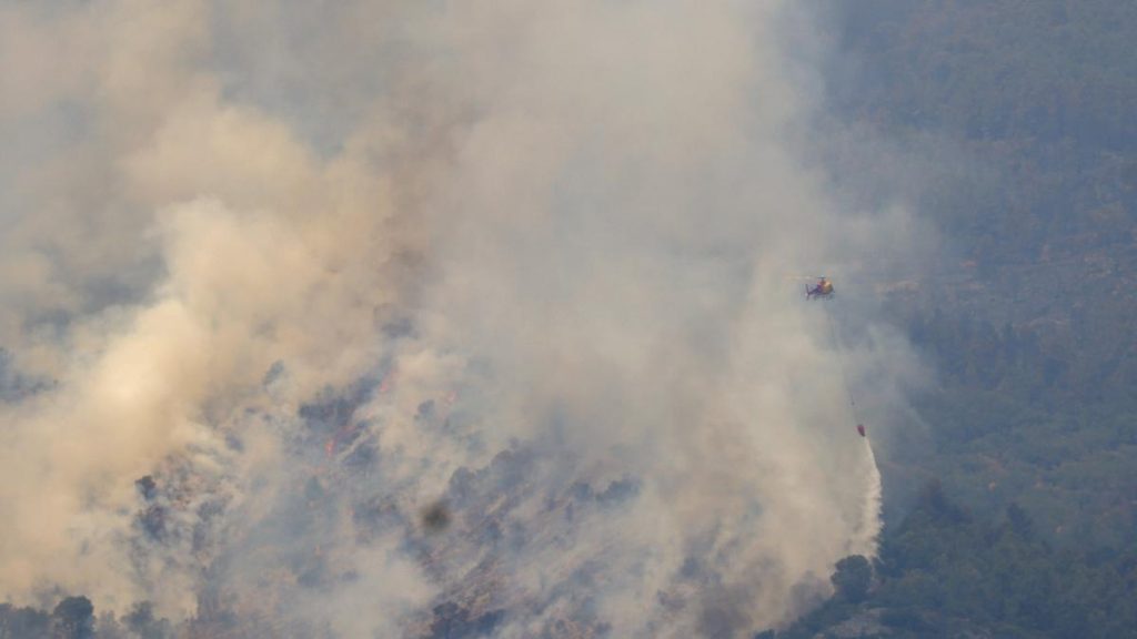 El incendio de Paüls continua activo tras una noche intensa de lucha contra el fuego