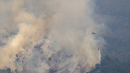 El incendio de Paüls continua activo tras una noche intensa de lucha contra el fuego