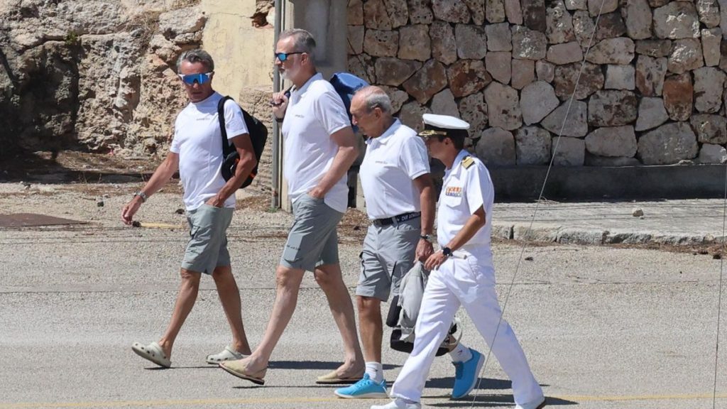 El Rey Felipe VI sale a navegar en el Aifos