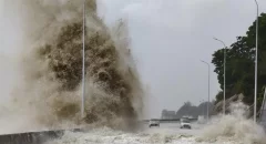 China emite alerta por olas de casi seis metros en su costa oriental debido a tifón Co-may