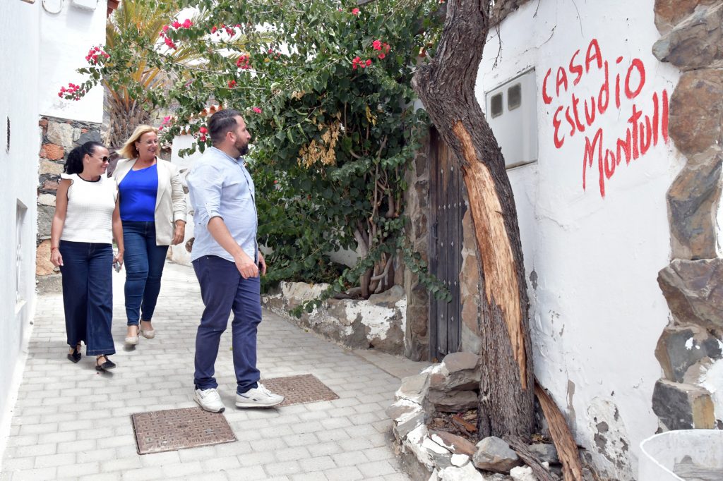 Elena Álamo, Esther Delgado y Eduardo Armas visitan la Casa Montull (2)
