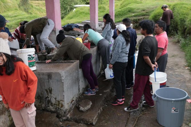 Entregan 6.000 litros de agua a afectados por desabastecimiento en la capital de Ecuador