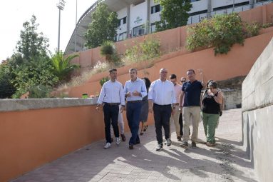 FOTO. Imagen de archivo de la visita realizada al CEIP El Toscal-Longuera tras la finalización de la primera fase de la obra