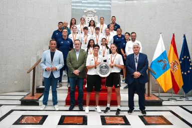 FOTO. Poli Suárez recibre a la selección canaria femenina de fútbol playa sub-17, ganadora del bronce nacional 1