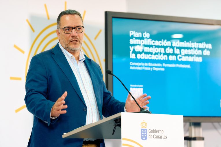 FOTO. Presentación del Plan de simplificación administrativa y mejora en la gestión de la educación en Canarias (2)