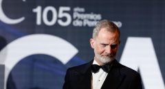Felipe VI insta a informar con "responsabilidad" para fortalecer la democracia