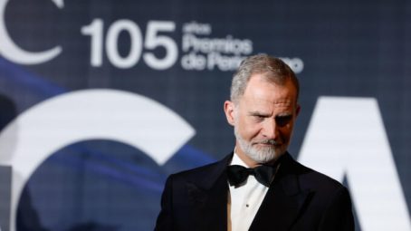 Felipe VI insta a informar con "responsabilidad" para fortalecer la democracia