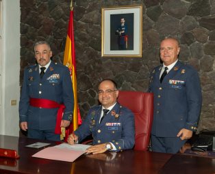 Foto Toma de posesión BA Lanzarote_Izquierda a derecha_General Vidal_Coronel Jiménez_Coronel De Haro