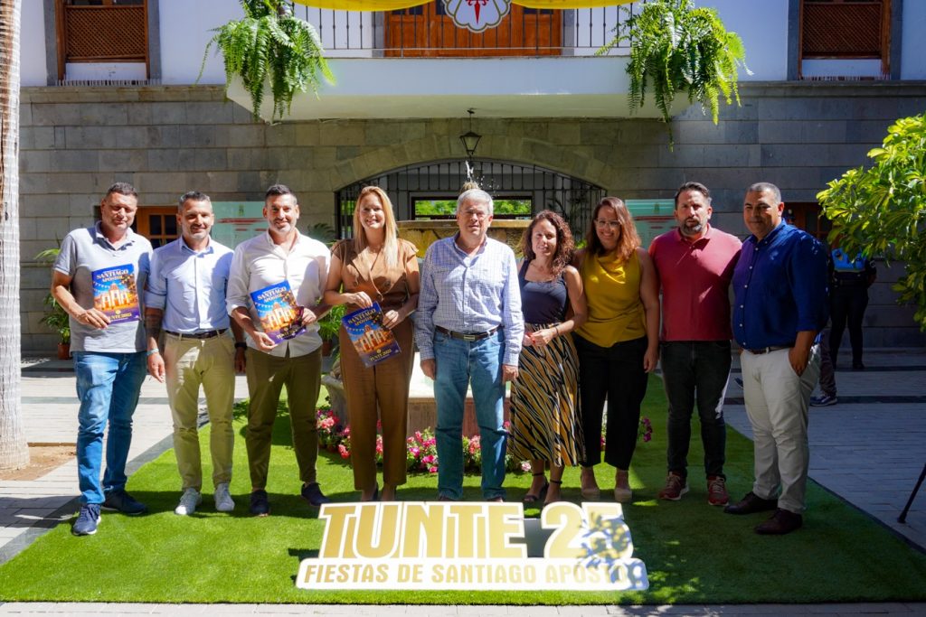 Foto de familia tras la presentación del programa