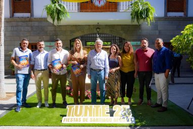 Foto de familia tras la presentación del programa