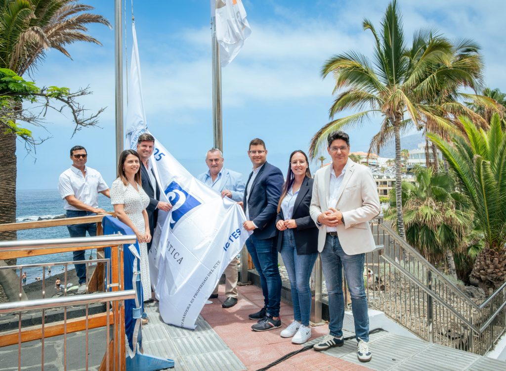 Foto del izado de la Bandera Q de Calidad Turística