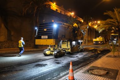 Imagen de archivo de trabajos de asfaltado nocturno en Las Palmas de Gran Canaria