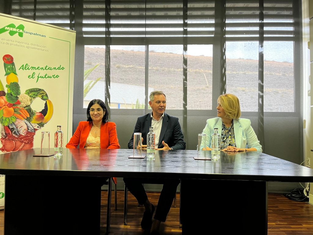 La alcaldesa, Carolina Darias, el presidente de Mercasa, José Miñones, y la directora general de Mercalaspalmas, Mónica Suárez