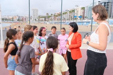 La alcaldesa, Carolina Darias, junto a la concejala de Deportes, Carla Campoamor, en el Campus de Verano del IMD