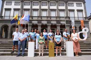 La alcaldesa, Carolina Darias, junto a la concejala de Deportes, Carla Campoamor, recibe al Club de Lucha Santa Rita