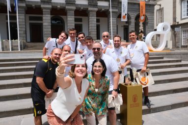 La alcaldesa, Carolina Darias, y la concejala de Deportes, Carla Campoamor, en el recibimiento del Interisleta