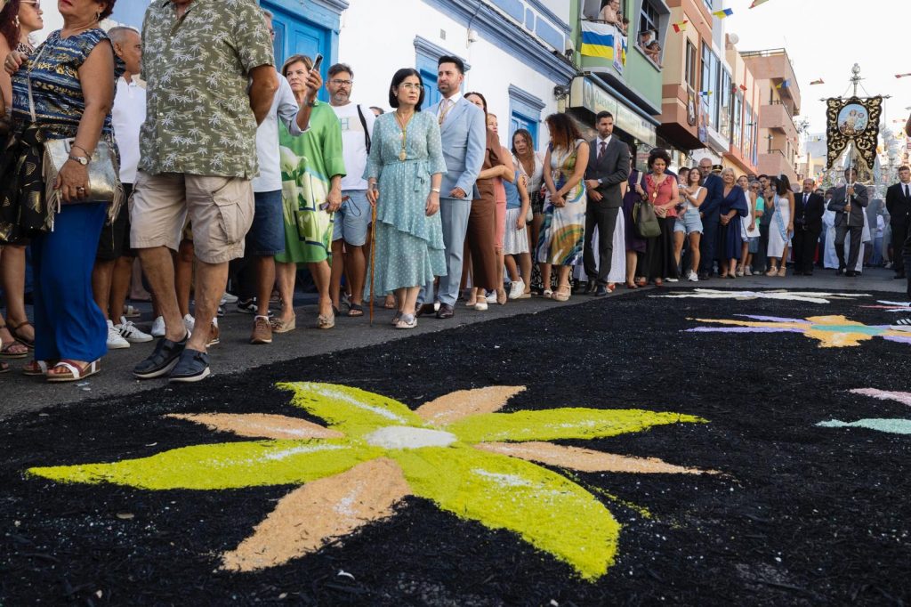La alcaldesa Darias junto a la Corporación municipal en la procesión marítima de la Virgen del Carmen (3)